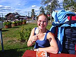 Auch hier oben in <a href=http://de.wikipedia.org/wiki/Lappland>Lappland</a> auf 67° 8' nördl. Breite schmeckt das Eis: Guten Appetit, Franzi!