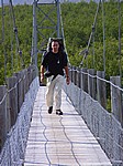 Es schwankt ziemlich, man darf höchstens zu zweit über die Brücke gehen.