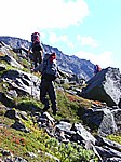 Aufstieg in der Lullihavagge an steilem Hang oberhalb der Schlucht