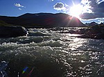 Wildes Flusswasser im Gegenlicht
