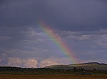Nach zwei Wochen fängt es jetzt (zumindest in der Ferne) tatsächlich an zu tröpfeln. Wir bleiben praktisch trocken und genießen den Regenbogen!