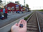 In Murjek stoßen wir wieder auf die Eisenbahnlinie. Hier gibt es Eisenerzkugeln im Gleisbett.